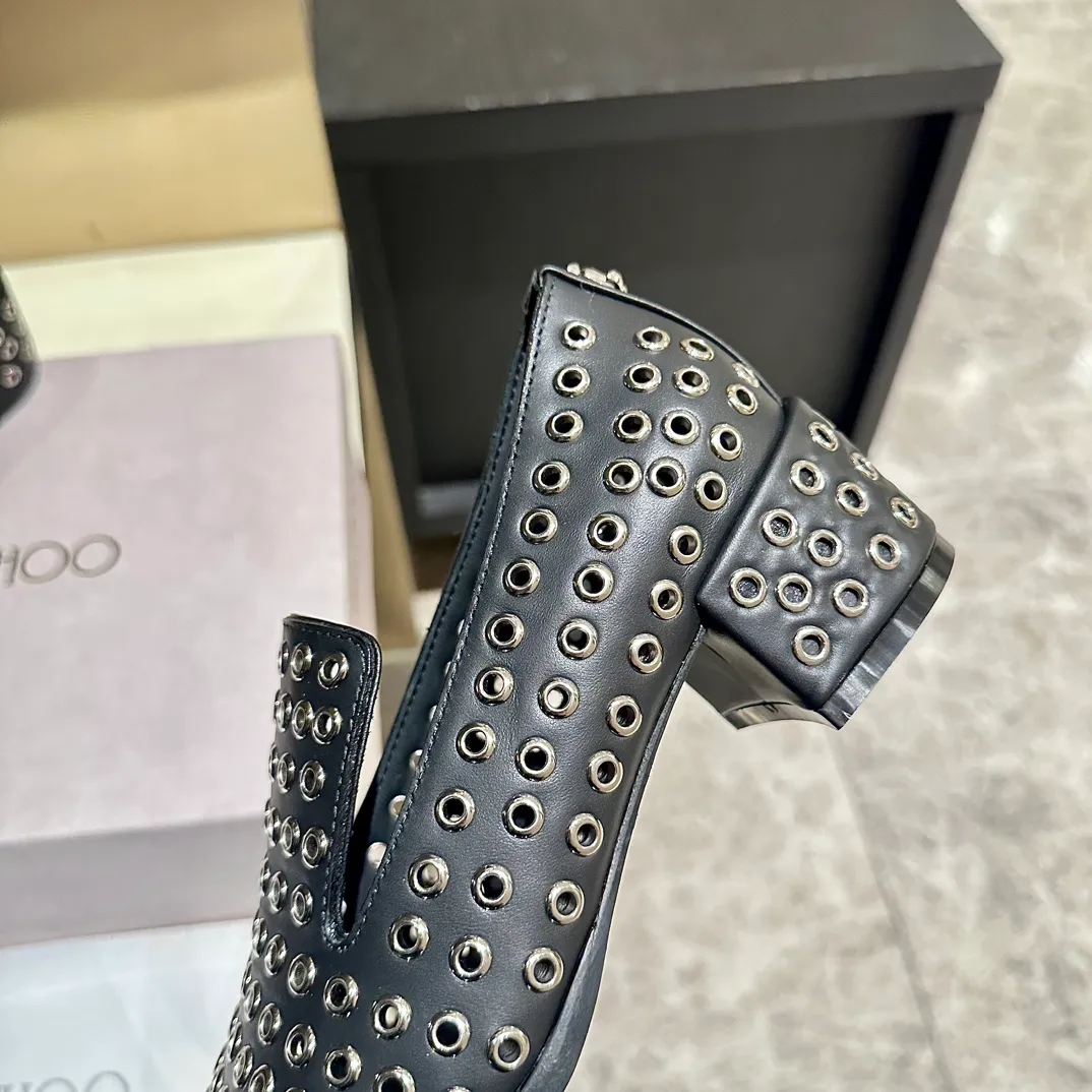 👟👟Ex-factory price 660👟👟 The new JIMMY CHOO, Loaf shoes, exclusive sale, rivet decoration design style is very unique, designed with the latest technology, strong three-dimensional effect👍Multiple technologies are integrated together, subverting fashion, super stylish! The combination is super beautiful. The original version is 1:1, versatile and trendy, both salty and sweet! Size: 35-40 Outsole: Leather outsole